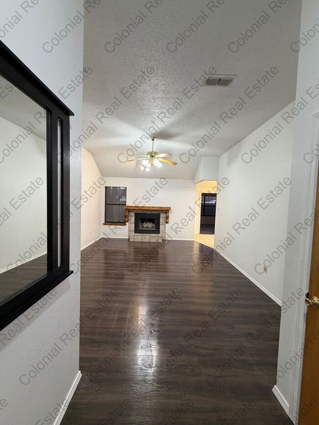 Building Photo - Spacious 4 bedroom 2 bath home.