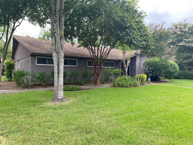 Foto del edificio - 9614 Greenwillow Dr