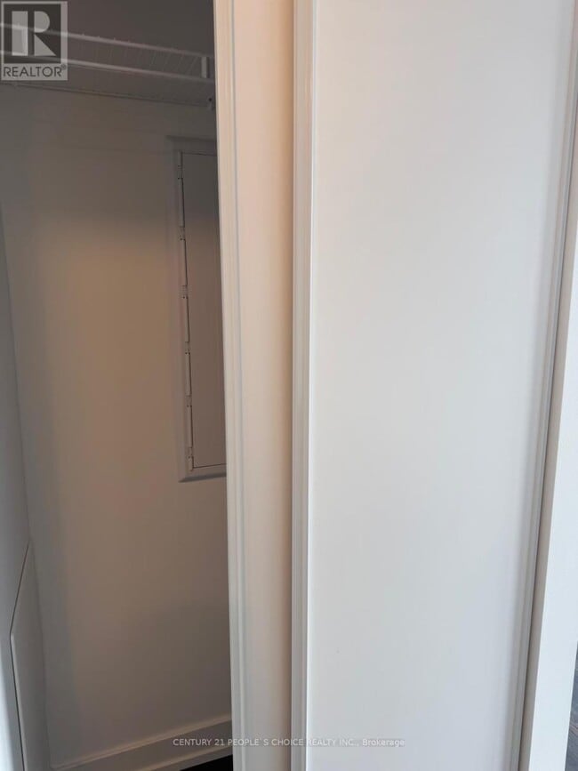 Building Photo - 799 The Queensway