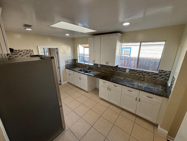 Building Photo - 1336 W 73rd St