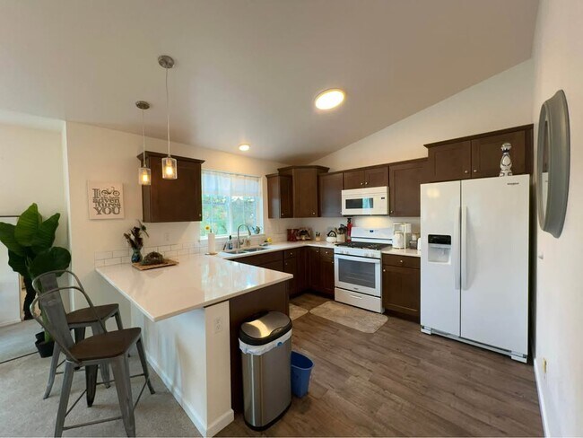 Building Photo - 233 NW Cedar Ave