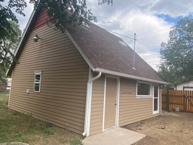 Private Home - 2621 Wood Ave House