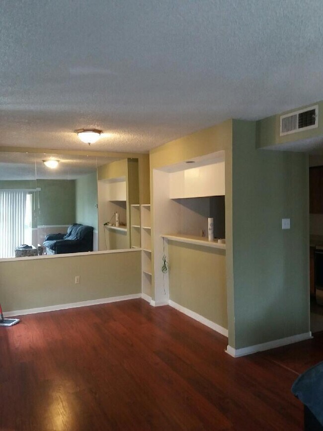 living - 1516 Bay Area Blvd