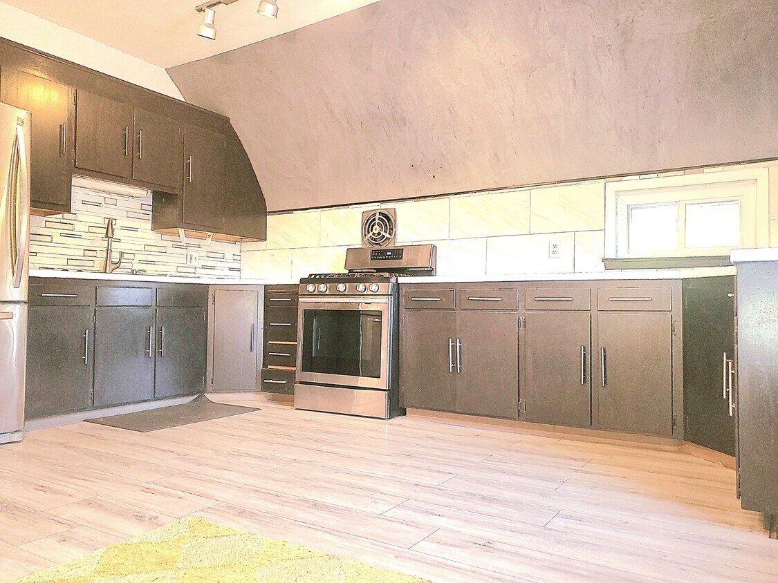 210 Raymond Rd Unit 2, West Hartford, CT 06107 Apartments in West