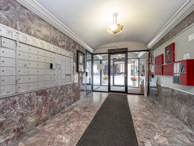 Building Photo - 300 Broad St