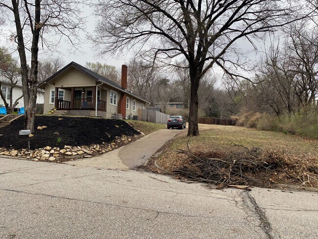 Building Photo - Single Family Home Available August 5th!