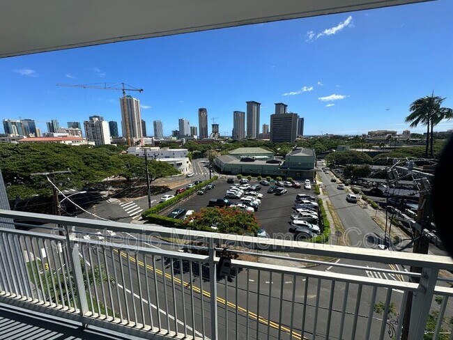 Foto del edificio - 1301 Lusitana St