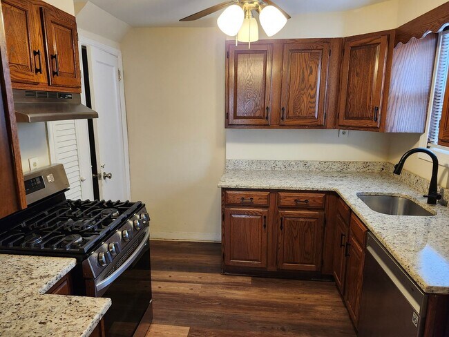 Building Photo - Recently renovated 3-bedroom, 1.5 bath twi...