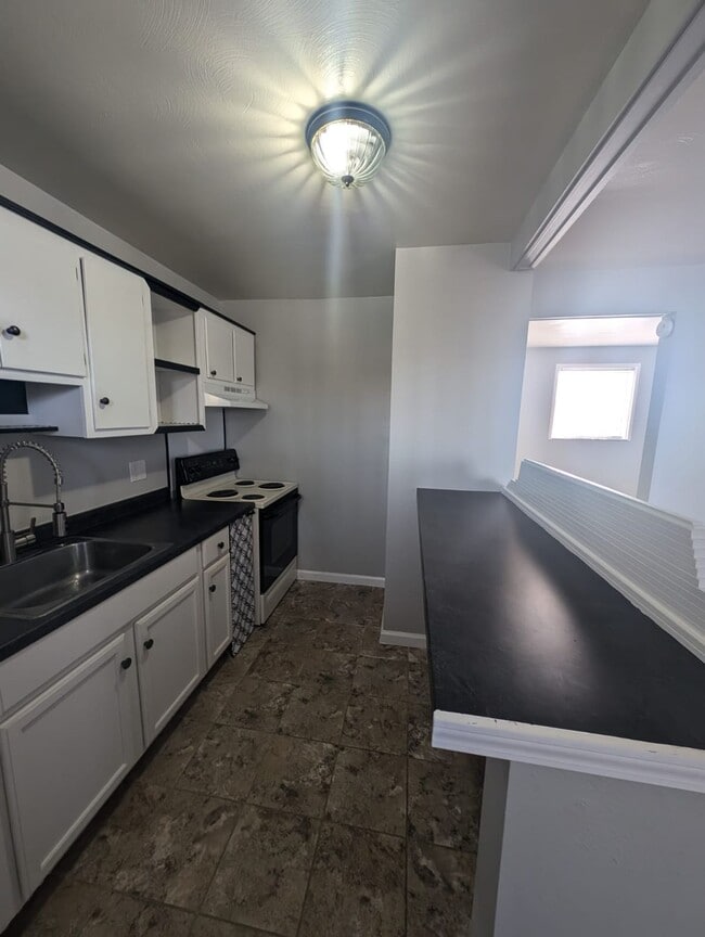 Building Photo - Studio Apartment in Speedway!