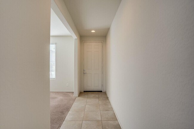 Building Photo - Charming 4-bed, 3.5 bath home with full SOLAR at Trailside community on Happy Valley in North Peoria