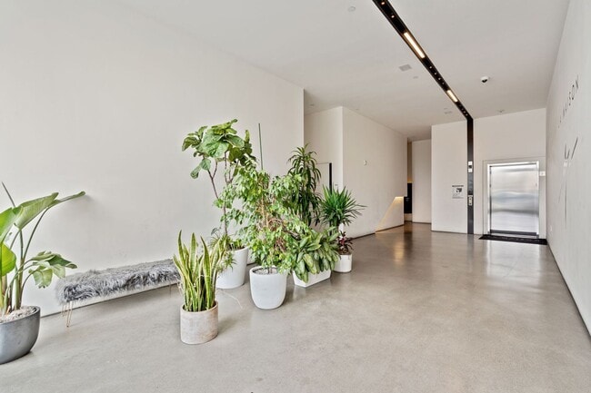 Building Photo - Modern 1 Bed, 1 Bath Condo @ 10th & Howard...