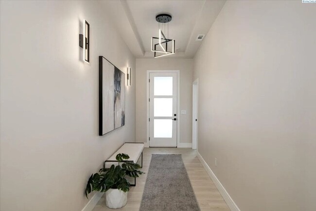 Foto del edificio - Modern 4-Bedroom Home in Desirable Richland