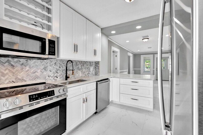 Building Photo - 448 Roseland Dr