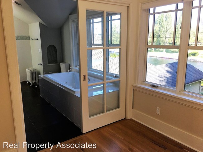 Foto del edificio - 3 br, 3 bath House - 1852 E. Shelby Street