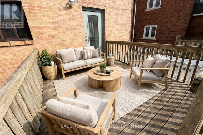 Photo du bâtiment - 296 Runnymede Rd