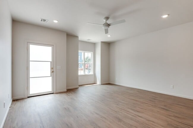 Building Photo - Urban living in Edmond