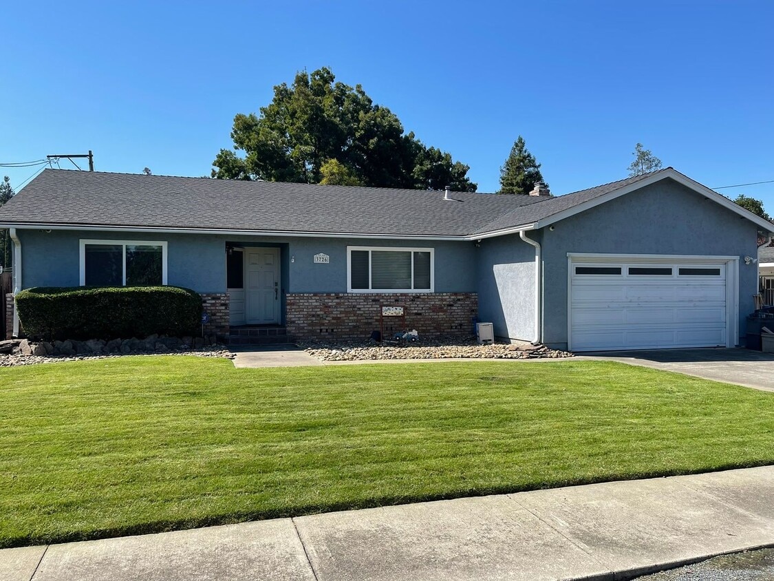 Primary Photo - Beautiful 3 Bedroom 2 Bathroom 1835 sq ft ...