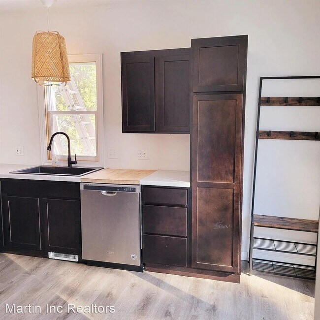 Building Photo - 5 br, 1.5 bath House - 1126 W 1st St