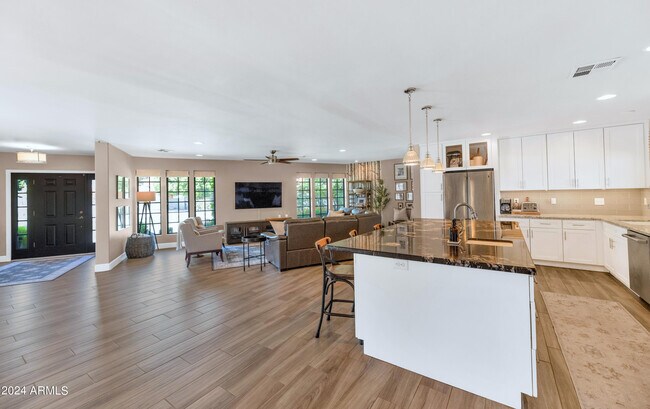 Foto del edificio - 5971 E Orange Blossom Ln