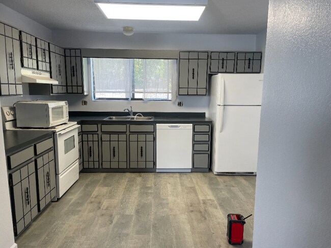 Building Photo - 260 W Park Dr