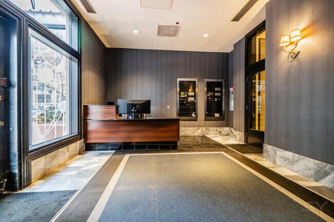 Foto del edificio - 70 W Huron St