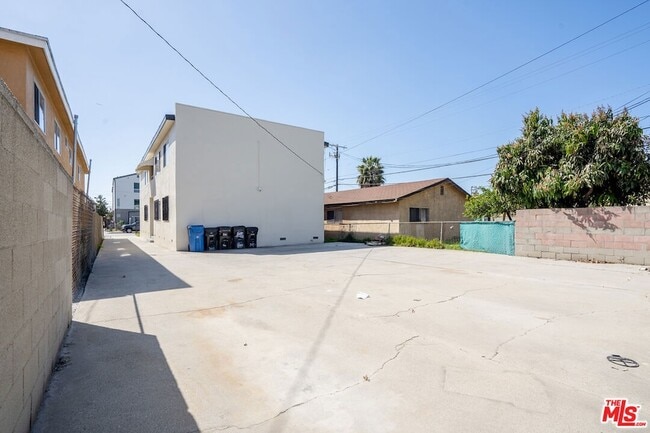 Building Photo - 241 W 84th St