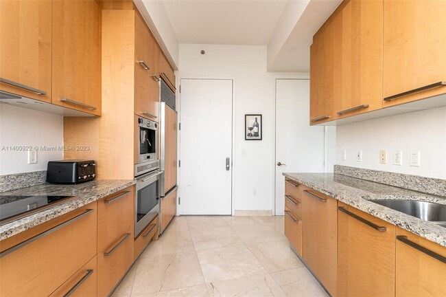 Building Photo - 15901 Collins Ave