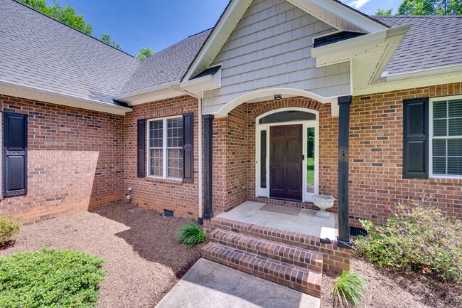 Building Photo - Beautiful 3 bedroom 2 bath Ranch with Bonu...