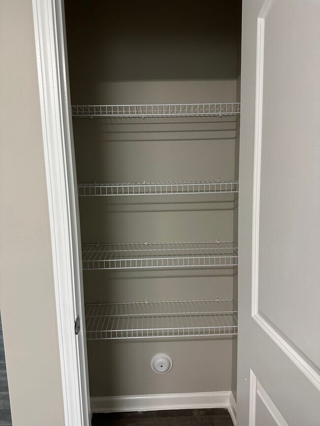 Building Photo - Beautiful 3-bedroom, 2.5-bath home in Greensboro