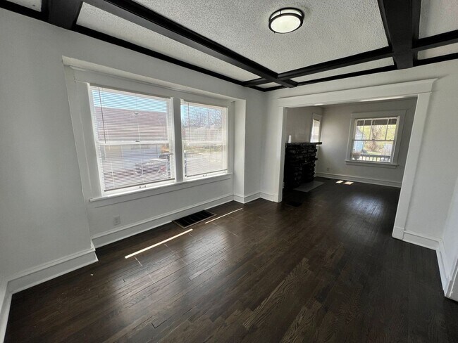 Foto del edificio - Inviting 3-Bedroom Home with Front Porch Charm