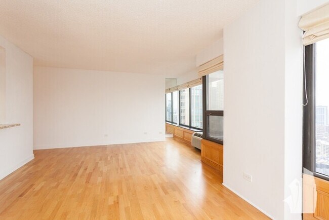 Foto del edificio - Beautiful 2 Bedroom Condo in River North!