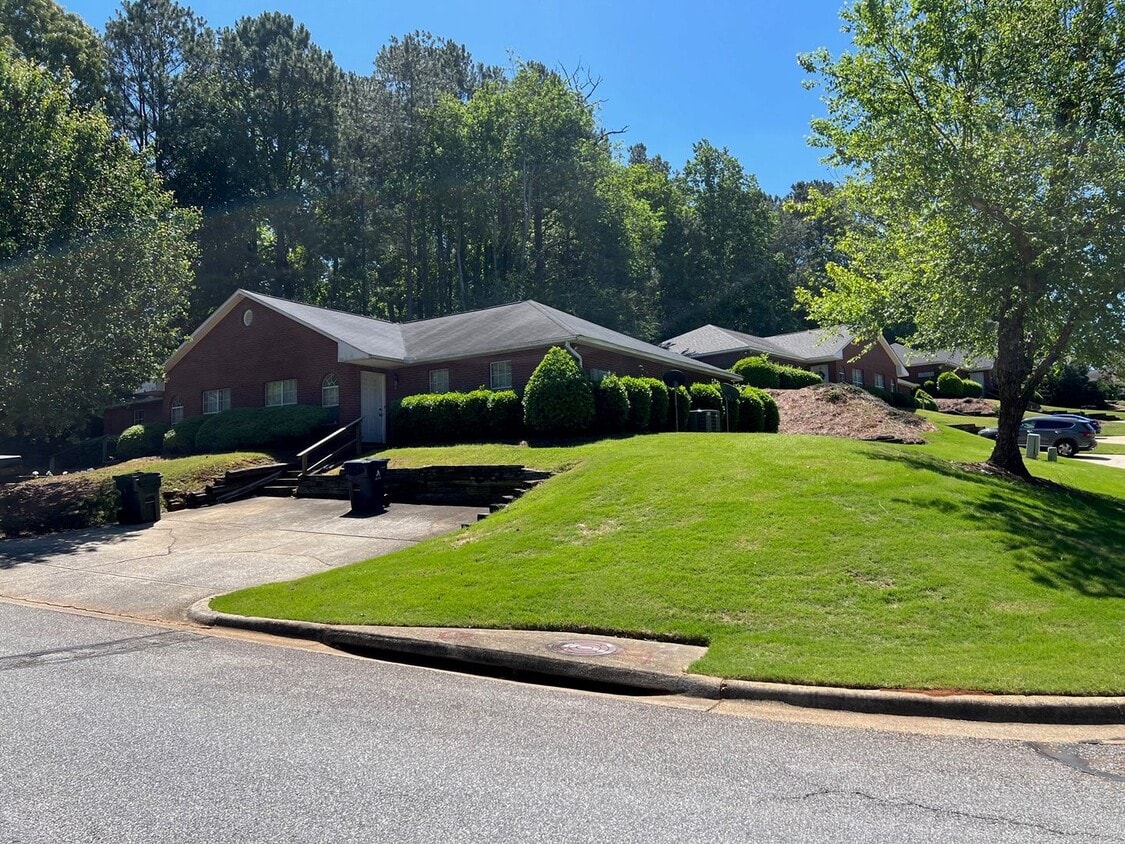 Building Photo - 3 Bedroom Duplex Available for Fall 2026!