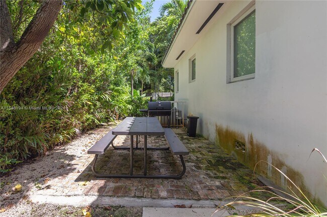 Foto del edificio - 521 NE 68th St