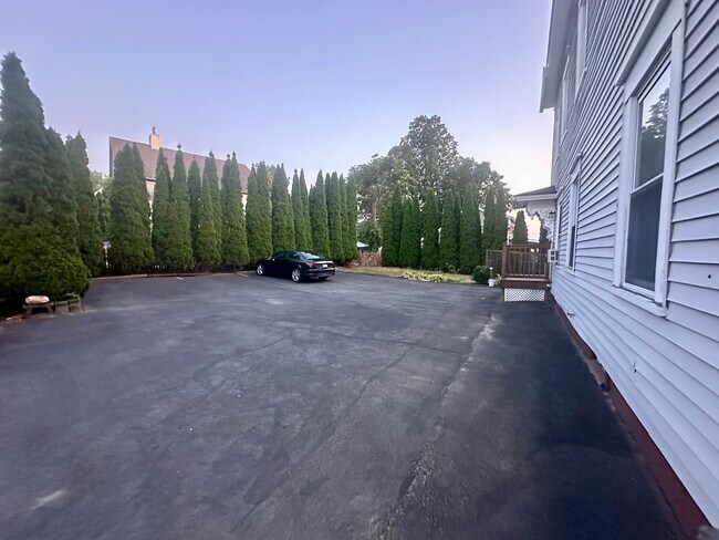 Private 5 Car Parking Area - 24 Malvern St
