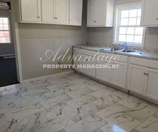 Building Photo - Super Cozy Newly Remodeled Home - Open to ...