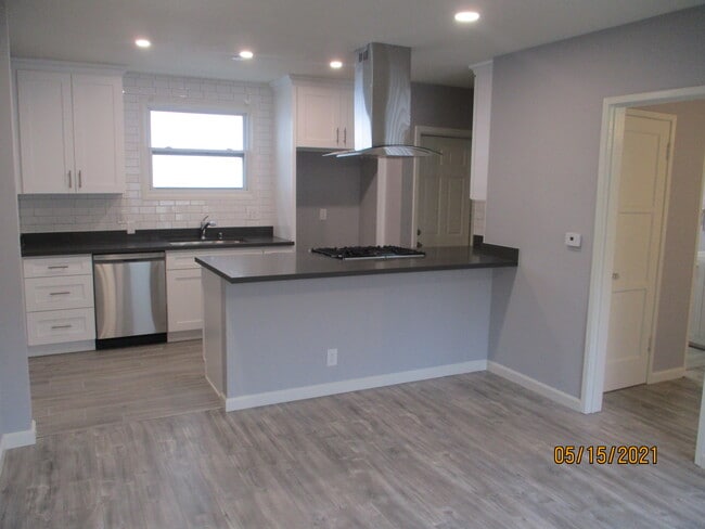 Building Photo - 1400 5th St