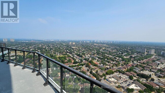 Photo du bâtiment - 325-P325 Yorkland Blvd