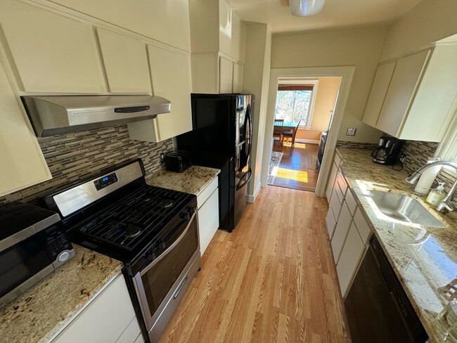 Building Photo - Fully Furnished 2 Bed 1 Bath W/ ALL Utilit...