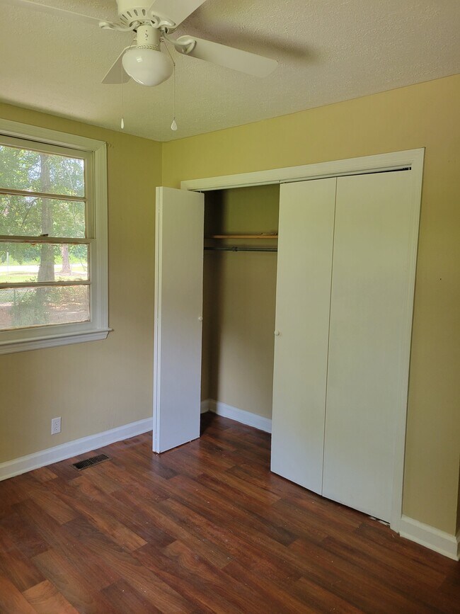 Foto del edificio - 502 Rosewood Dr