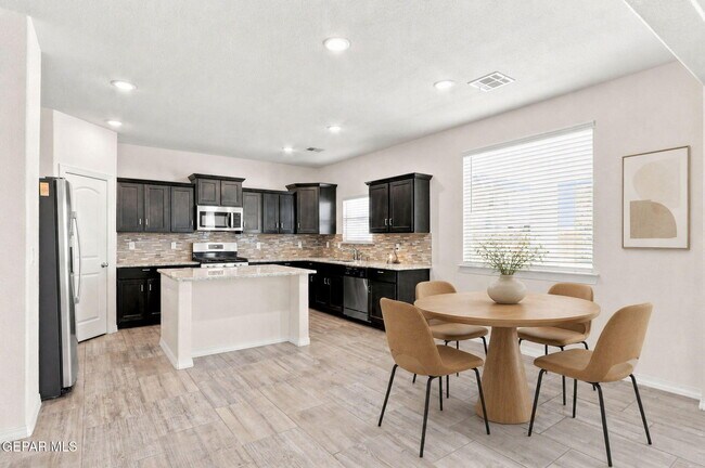 Foto del edificio - 12741 Silver Streak Ave