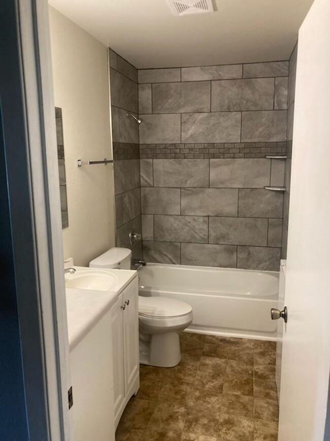 Building Photo - Cute, 3 bedroom apartment for rent in Spicer, MN