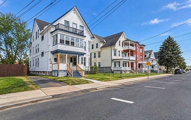 Foto del edificio - 64-64 Rowe Ave