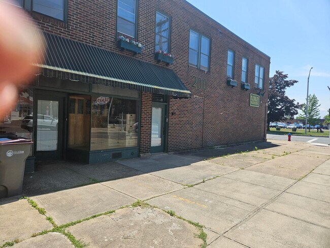 Building Photo - 200 N George St