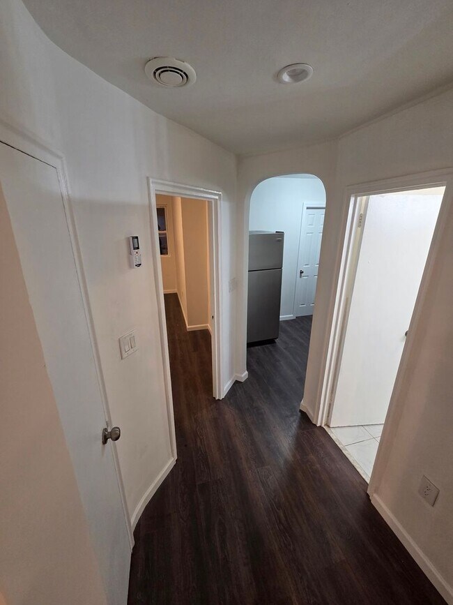 Foto del edificio - Bright & Cozy 2BR Duplex in Prime Brooklyn...