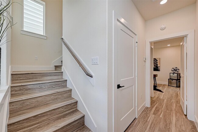 Building Photo - 2905 Nagle St