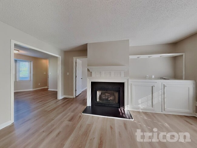 Building Photo - 1004 Spruce Dr