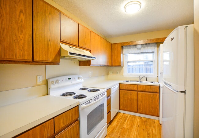 Building Photo - Comfortable West Ashley Townhouse