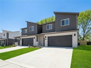 Building Photo - 700 Sun Meadows Loop