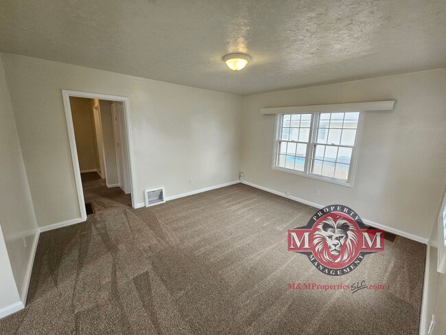 Building Photo - Remodeled 2 Bd 1.5 Ba Home in Sandy