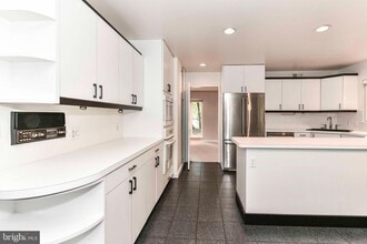 Building Photo - 3318 Mantua Dr